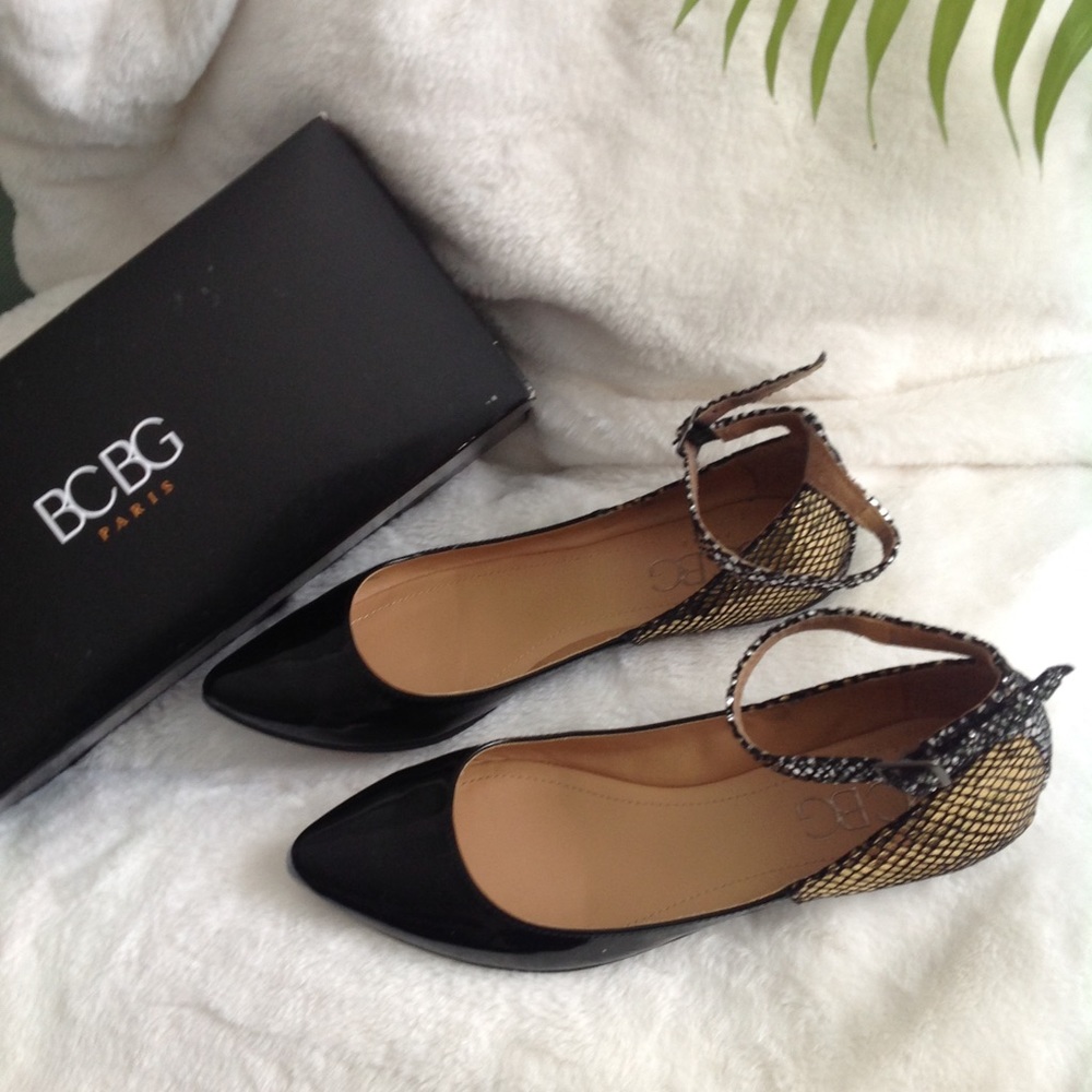 BCBG GENERATION STRAPPY FLAT